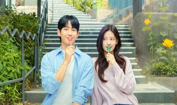 Un fotograma de la serie coreana Amor en la puerta de al lado donde dos jóvenes coreanos comparten un chupachups como metáfora visual de cómo afrontar el estrés con calma y ligereza