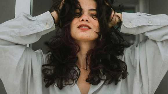 Una mujer se toca el pelo en época de caída estacional
