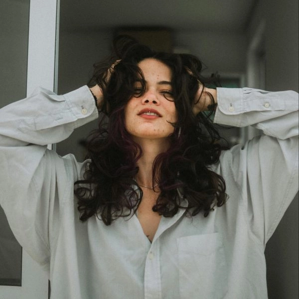 Una mujer se toca el pelo en época de caída estacional