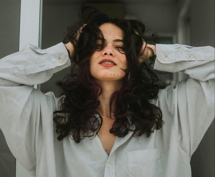 caida pelo otoño iraltone Una mujer se toca el pelo en época de caída estacional