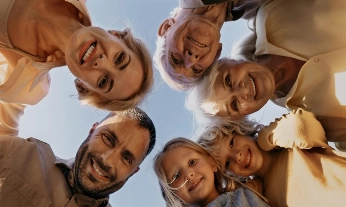Grupo intergeneracional sonriente