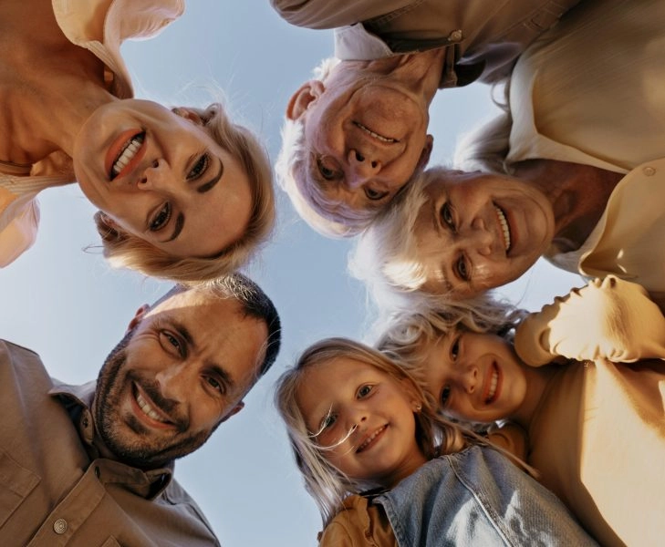 Grupo intergeneracional sonriente