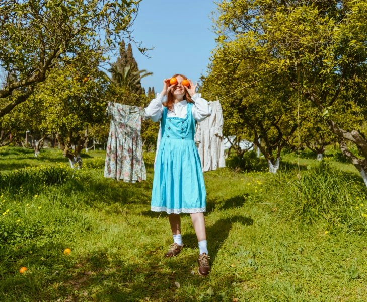 Ilustración de Cenicienta vestida de doncella, tendiendo la ropa, símbolo del síndrome de Cenicienta y la dependencia femenina
