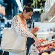 Mujer japonesa en la compra, expertas en combatir sofocos sin hormonas