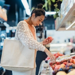 Mujer japonesa en la compra, expertas en combatir sofocos sin hormonas