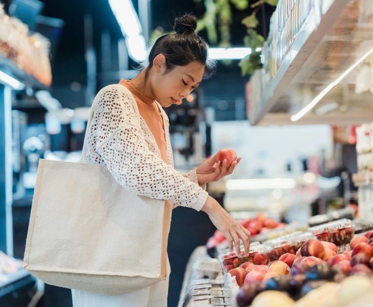 Mujer japonesa en la compra, expertas en combatir sofocos sin hormonas