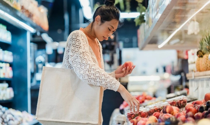 Mujer japonesa en la compra, expertas en combatir sofocos sin hormonas