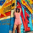 filosofía para la vida en clave urbana: joven posando ante un mural colorido