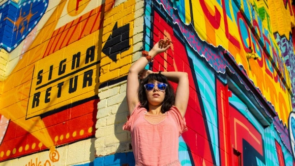 filosofía para la vida en clave urbana: joven posando ante un mural colorido
