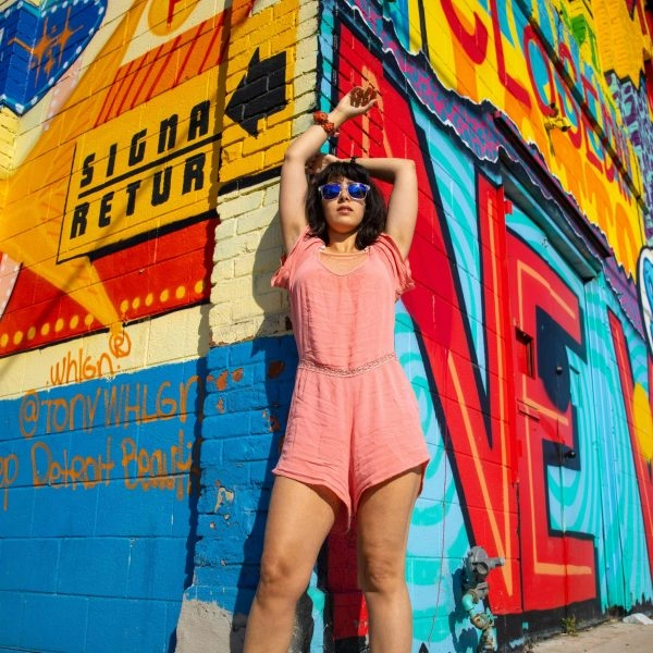 filosofía para la vida en clave urbana: joven posando ante un mural colorido