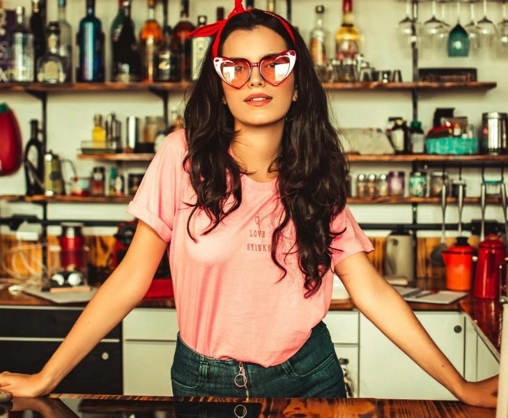 afterwork sin alcohol Chica joven en la barra de un bar sin copas de alcohol representando el descenso del consumo de alcohol entre los jóvenes