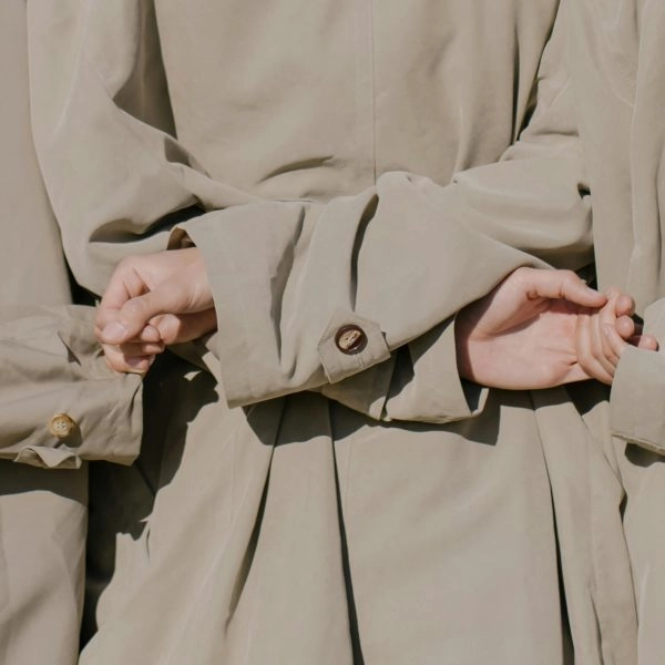 Tres personas entrelazadas de espaldas, simbolizando el desapego como forma de soltar y disfrutar con más libertad.