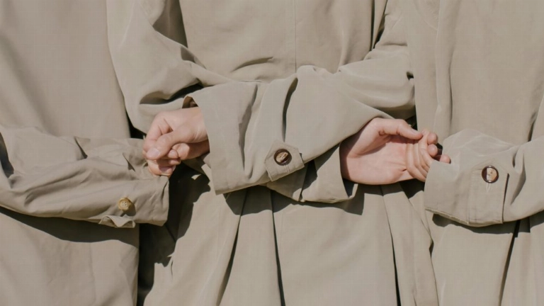 “Solo quien aprende a soltar, puede realmente disfrutar.” —Ramiro Calle. Foto: Cottonbro / Pexels