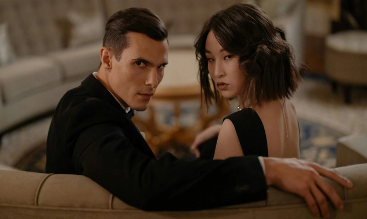 pareja elegante sentada en un sofá mirándose con desconfianza, mentiras en pareja