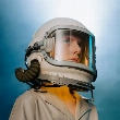 Mujer con casco de astronauta como metáfora visual del futuro del bienestar y la búsqueda de nuevos tratamientos de longevidad como el que ha publicado Gwyneth Paltrow