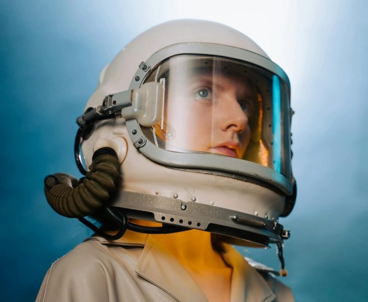 Mujer con casco de astronauta como metáfora visual del futuro del bienestar y la búsqueda de nuevos tratamientos de longevidad como el que ha publicado Gwyneth Paltrow
