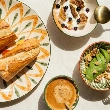 Desayuno con pan de masa madre, yogur y café que ilustra que no todos los fermentados son probióticos efectivos