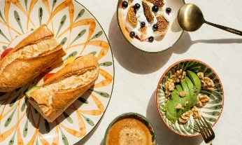 Desayuno con pan de masa madre, yogur y café que ilustra que no todos los fermentados son probióticos efectivos