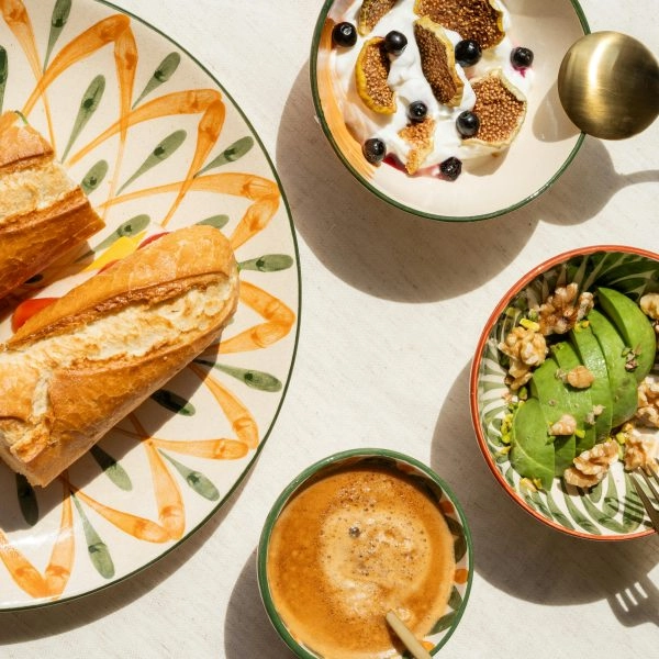 Desayuno con pan de masa madre, yogur y café que ilustra que no todos los fermentados son probióticos efectivos