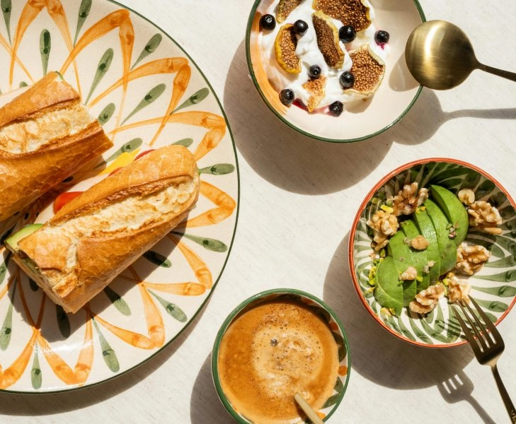 Desayuno con pan de masa madre, yogur y café que ilustra que no todos los fermentados son probióticos efectivos
