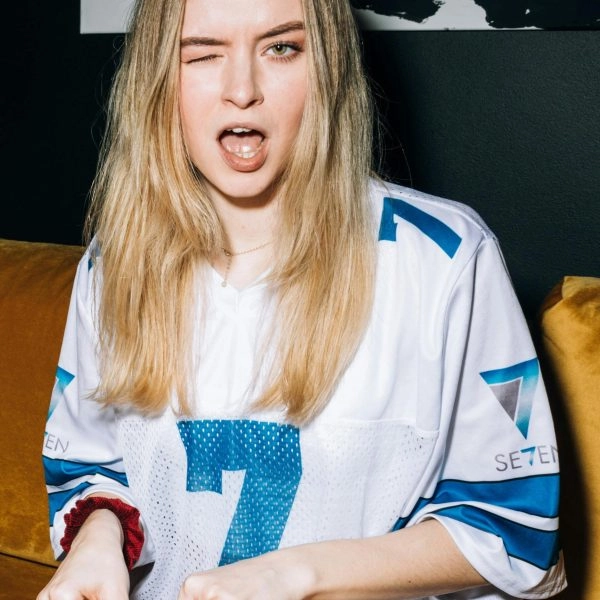 Joven disfrutando de una pizza en casa, símbolo del JOMO frente al FOMO