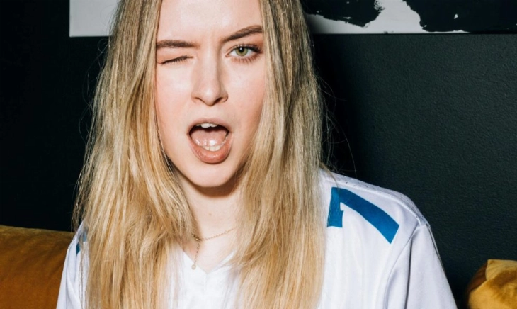 Joven disfrutando de una pizza en casa, símbolo del JOMO frente al FOMO