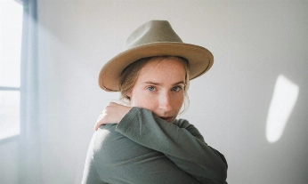 Mujer se autoabraza para hacer maniobras de fascia