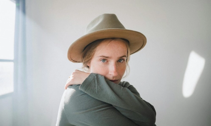 Mujer se autoabraza para hacer maniobras de fascia