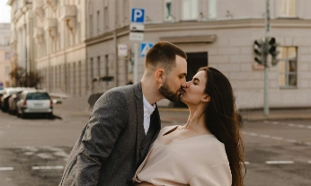 pareja besándose en la calle, imagen para ilustrar el mono de cariño