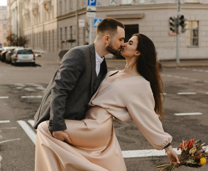 mono de cariño pareja besándose en la calle, imagen para ilustrar el mono de cariño