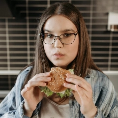 Ni la hamburguesa ni la aguja cuentan toda la historia. Los nuevos inyectables para adelgazar avanzan mientras el estigma sigue pesando más que el plato. Foto: Pavel Danilyuk / Pexels
