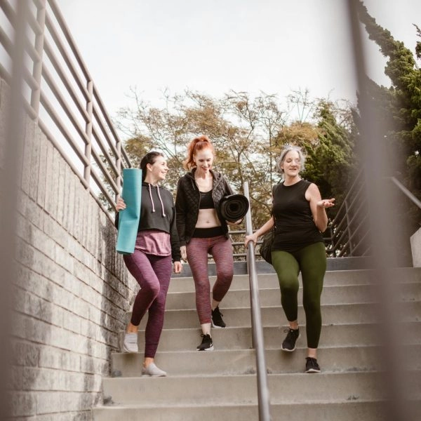 Tres mujeres en etapa de menopausia hablando