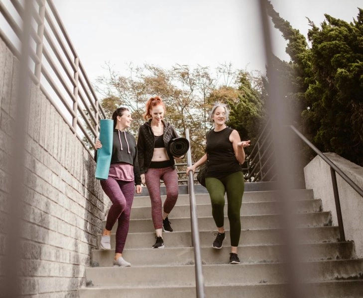 Tres mujeres en etapa de menopausia hablando