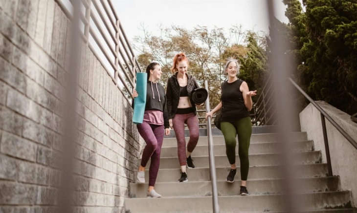 Tres mujeres en etapa de menopausia hablando