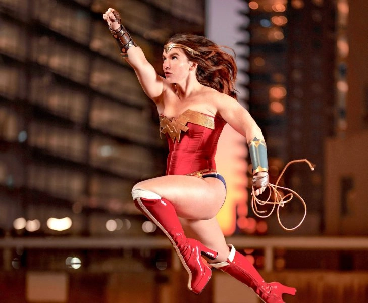 mujer valiente Mujer disfrazada de superhéroe, con capa roja, simbolizando la idea de coraje cotidiano