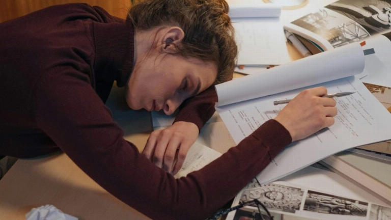 El cuerpo se rinde antes que el reloj: las jornadas maratonianas no solo roban sueño y vida social, la ciencia sugiere que también remodelan el cerebro. Foto: Ron Larch / Pexels