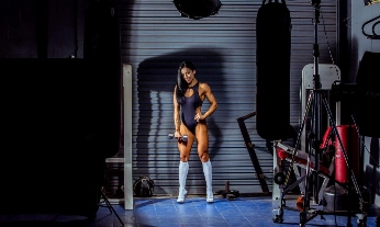 Mujer entrena en un gimnasio discoteca