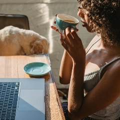 Entre mails, pestañas abiertas y promesas de ‘en cinco minutos acabo’, la tarde se estira mientras la taza, cada vez más fría, le recuerda que el descanso no se agenda. Foto: Vlada Karpovich / Pexels