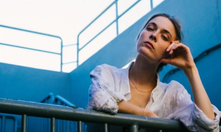 Mujer pensativa en entorno urbano, imagen para artículo sobre psicología de Carl Jung y la depresión como brújula interior