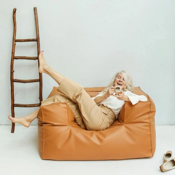 Mujer de mediana edad que ha logrado dormir mejor en la menopausia