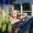 Mujer de mediana edad tomando el sol mientras muerde una zanahoria, la versión más natural de la suplementación
