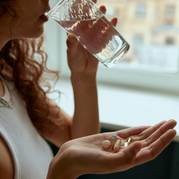 Mujer toma ácido tranexámico en pastillas