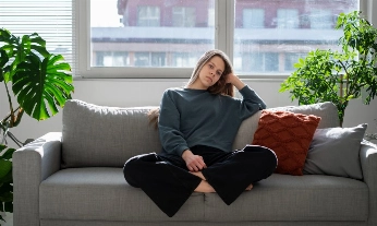 Mujer con niebla mental por inflamación del cerebro