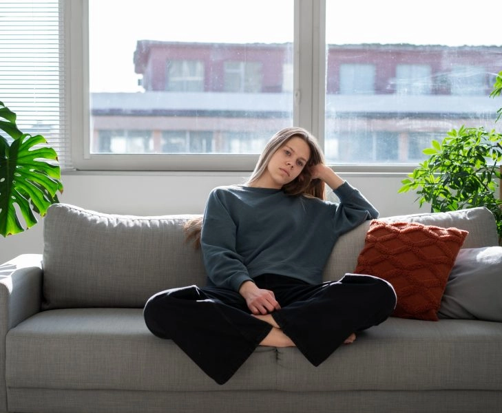 Mujer-seria-cansada Mujer con niebla mental por inflamación del cerebro