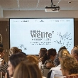 Pantalla con el logo de ASISA WeLife Menopausia Canarias durante el encuentro en Las Palmas