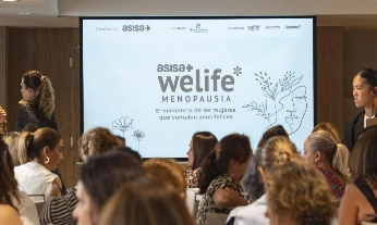 Pantalla con el logo de ASISA WeLife Menopausia Canarias durante el encuentro en Las Palmas