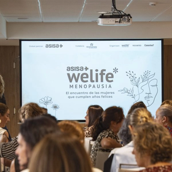 Pantalla con el logo de ASISA WeLife Menopausia Canarias durante el encuentro en Las Palmas