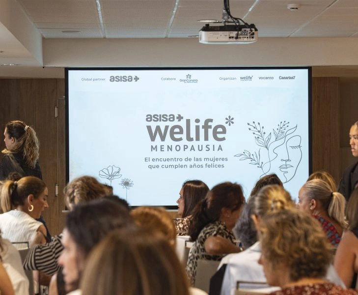 Pantalla con el logo de ASISA WeLife Menopausia Canarias durante el encuentro en Las Palmas