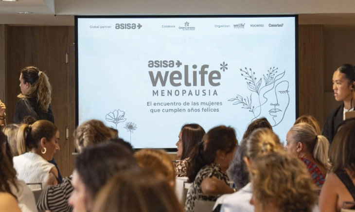 Pantalla con el logo de ASISA WeLife Menopausia Canarias durante el encuentro en Las Palmas