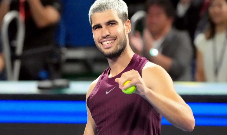 Carlos Alcaraz sonríe tras ganar un punto decisivo, muestra de la rutina de Alcaraz y su fortaleza en los momentos clave